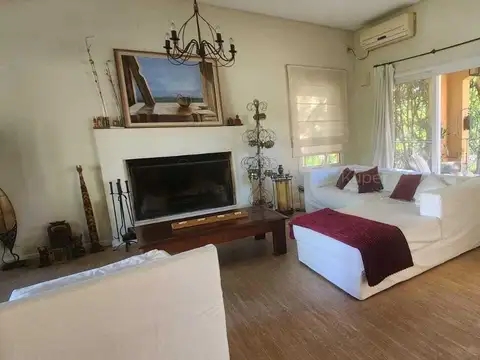 Casa en Alquiler con 2 cocheras