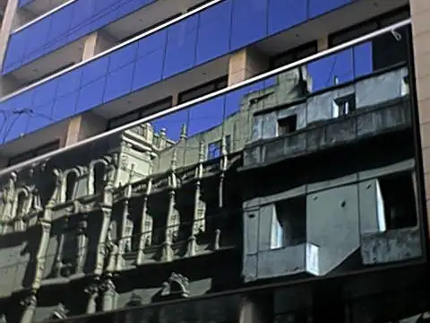 Frente vidriado, seguridad 24 hs.