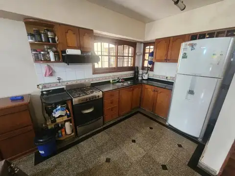 Av. Peron 3300 Casa 4 Dorm. con Pileta, Jardín y Cochera -