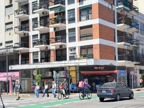 Vendo Centro: 2 Amb. Frte. Balcón. Cocina y baño. ¡Todo a refaccionar!