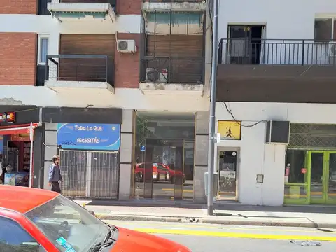 Montevideo  al 700: Vendo 2 Amb. Ftre con balcón, Totalmente a refaccionar.-