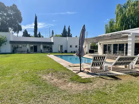 Venta casa de categoria amoblada en rivadavia.
