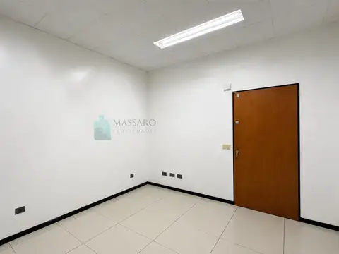 Oficina en alquiler en primer piso por escalera, Liniers.