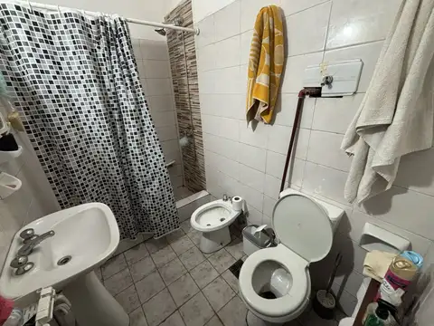 Casa 3 ambientes con local al frente y dpto. al fondo!