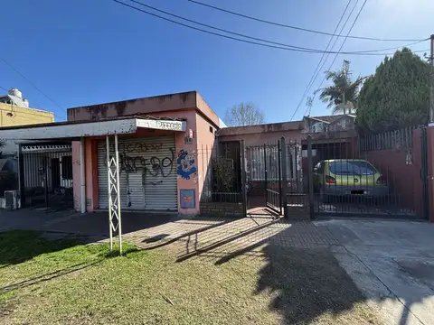 Casa 3 ambientes con local al frente y dpto. al fondo!