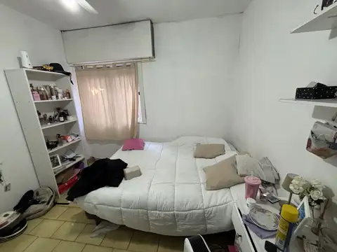 Casa 3 ambientes con local al frente y dpto. al fondo!