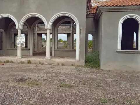 Casa 6 ambientes con 2 baños