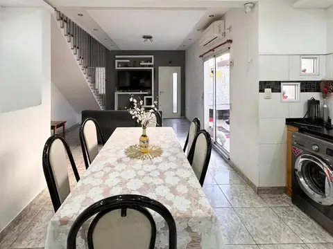 Casa 4 ambientes con 2 baños