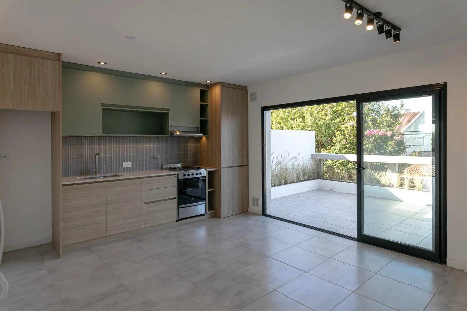 Venta de PH - 2 ambientes - a la calle - con terraza y parrilla - San José