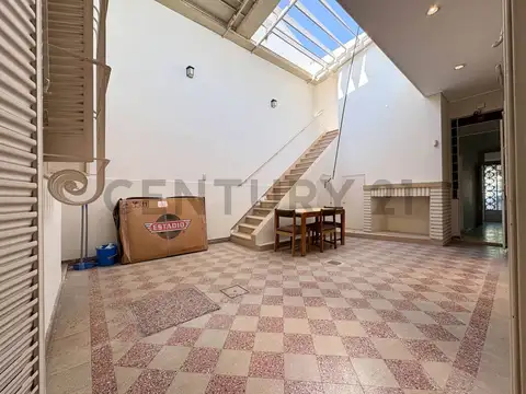 Casa 7 ambientes con 2 baños