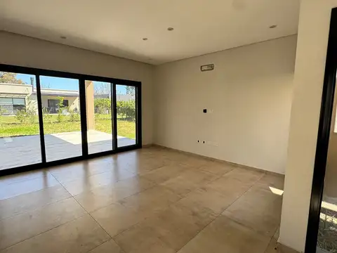 Casa 5 ambientes con 3 baños