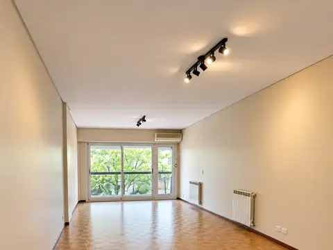 SE ACEPTA PROPIEDAD MAS CHICA EN PARTE DE PAGO 4 ambientes con dependencia, doble entrada, palier privado, 3 baños, amplia cocina comedor, balcon corrido, 130 m2 mas cochera,