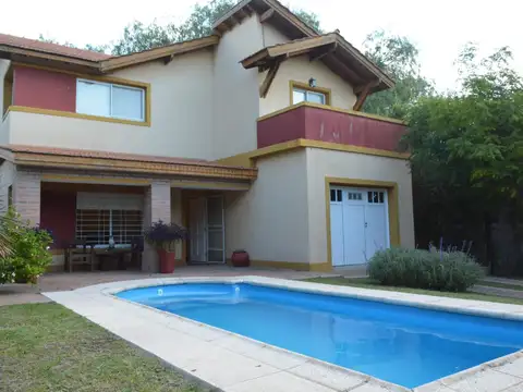 CASA DE CATEGORÍA CON PARQUE Y PILETA PIEDRA BLANCA