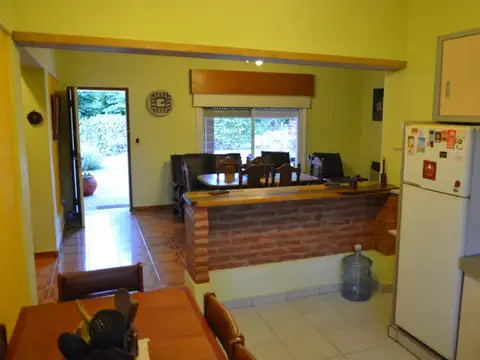 CASA DE CATEGORÍA CON PARQUE Y PILETA PIEDRA BLANCA