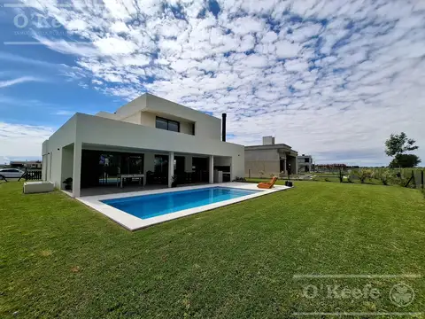 Casa en Venta con 2 cocheras