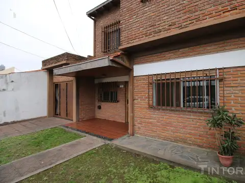 Venta o PERMUTA Casa 4amb con Parque y Cochera San Justo Apto Credito