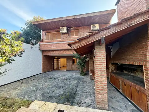 Excelente chalet con gran fondo con piscina