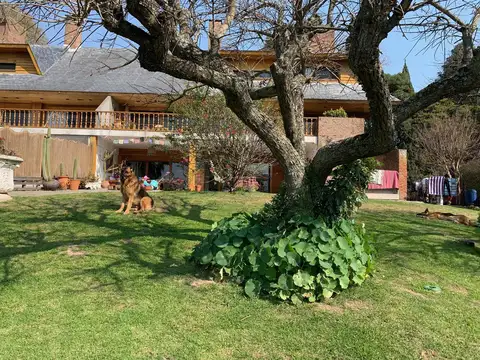 Casa en Alquiler con 3 cocheras