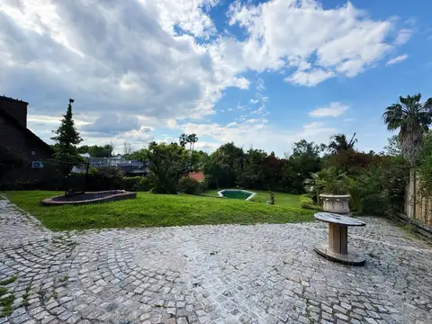 Casa en Alquiler con 3 cocheras