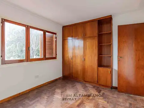 Casa 5 ambientes con 2 baños