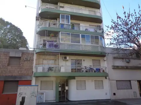 Departamento al Frente con Balcón. Zona Pichincha y Facultades.