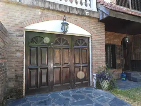 VENTA CASA 4 AMBIENTES CASTELAR PISCINA JARDIN