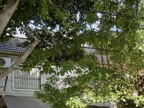 ALQUILER TRIPLEX 4 AMBIENTES CON COCHERAS Y PATIO