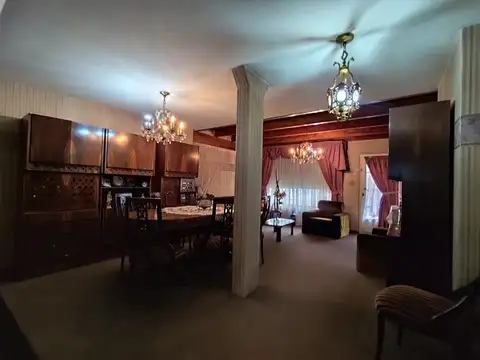 Casa 8 ambientes con 2 baños