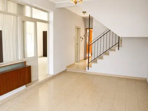 Casa 7 ambientes con 2 baños