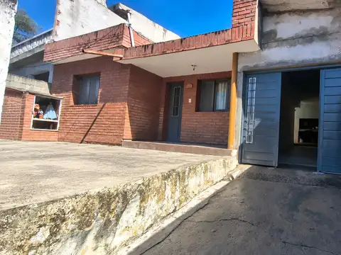Gran oportunidad 3 en 1 casa mas dos dptos a refaccionar.