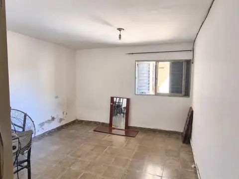 Casa 8 ambientes con 2 baños