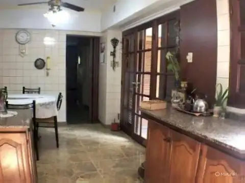 Casa 8 ambientes con 2 baños