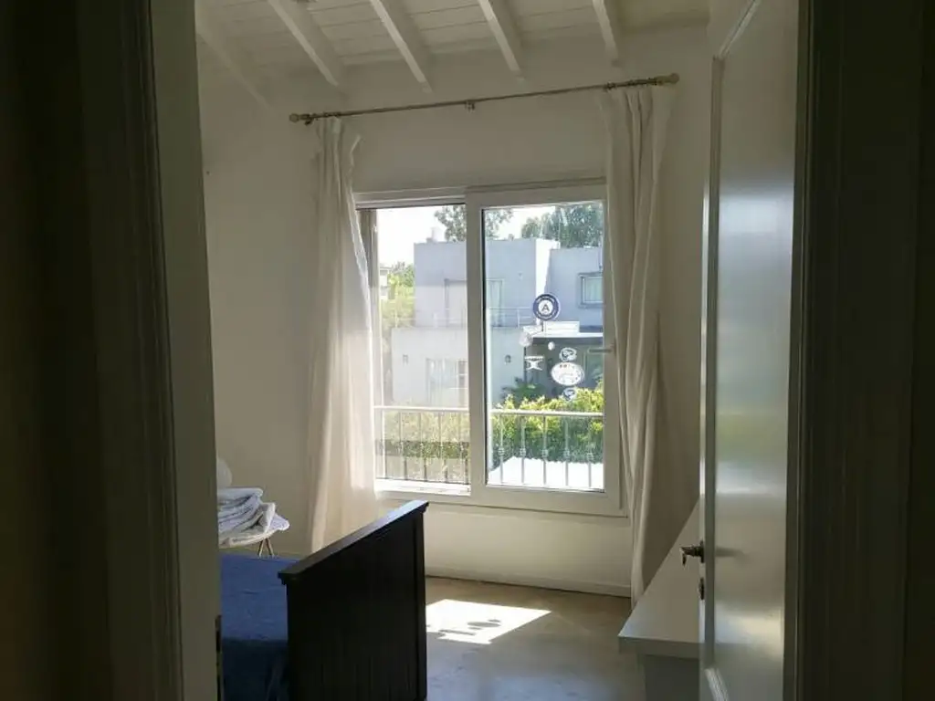 Casa - 480  m² Cubierta | 4 dormitorios | 14 años | 3 baños | 5 ambientes | 2 cocheras