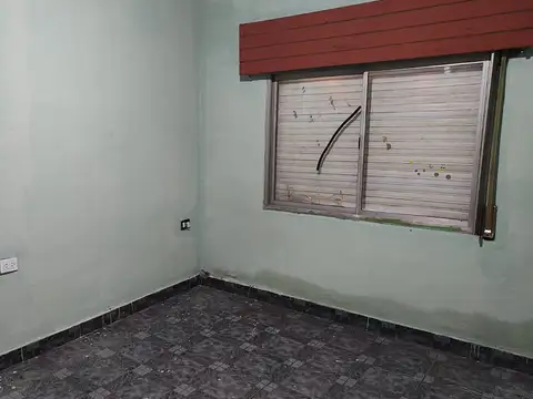 Casa Con Dependencia En Venta