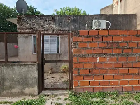 Casa 2 dormitorios, patio amplio.z