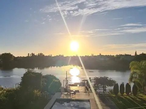 Casa en venta al rio con amarra propia San Benito Villanueva