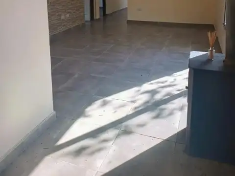 Casa en Alquiler con 3 cocheras