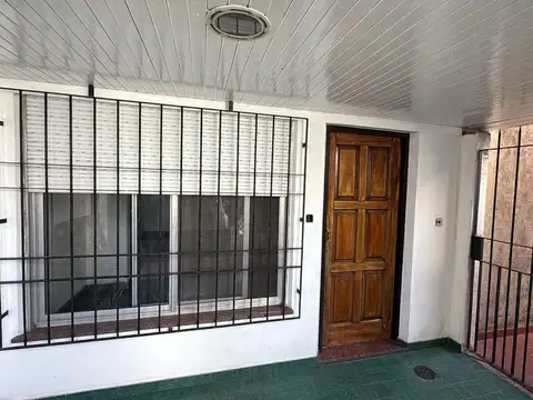 Casa 3 ambientes Lote propio con Patio y Cochera