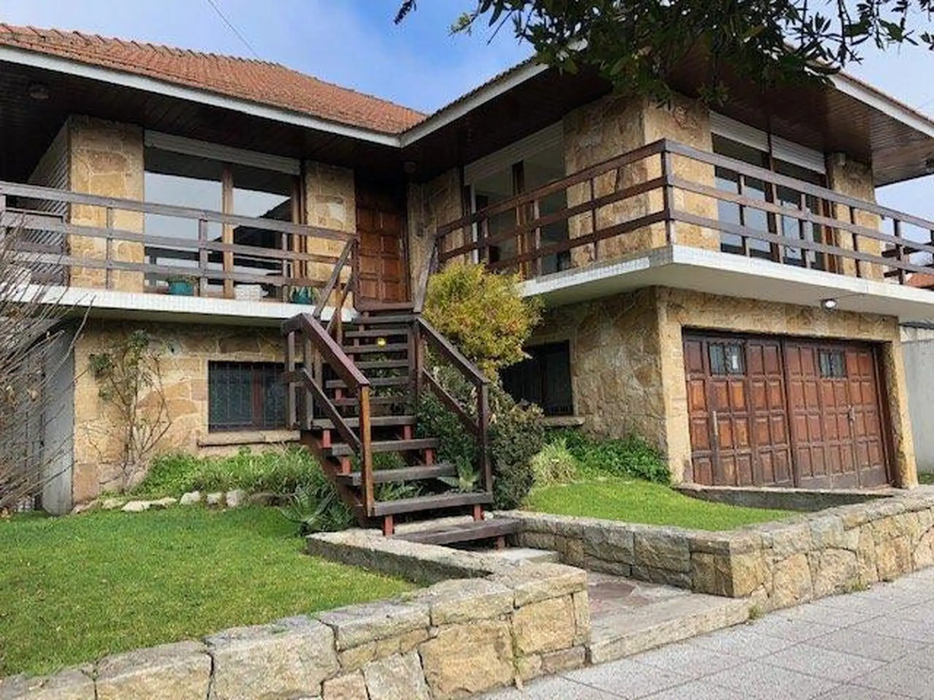Chalet en venta de 4 ambientes con dependencia — Pinos de Anchoreña