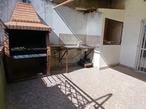 Depto Tipo Casa en Alquiler en Lomas del Mirador, $ 700.000