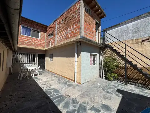 VENTA CASA 5 AMBIENTES + DEPTO 2 AMB EN ITUZAINGO
