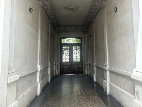 Imponente edificio centenario de renta a la venta.