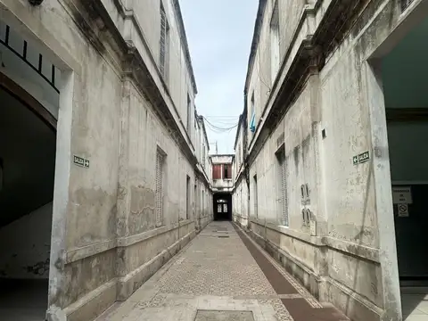 Imponente edificio centenario de renta a la venta.