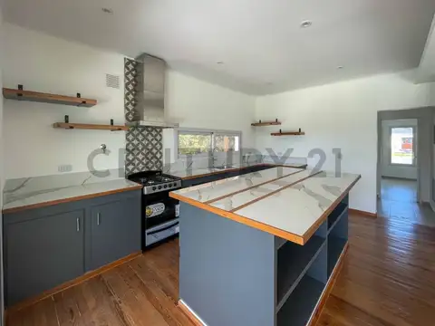 Casa en Venta con 3 cocheras