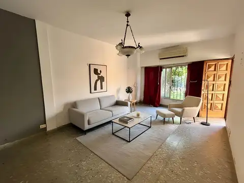 Venta de casa 3 ambientes con cochera en Villa Adelina.