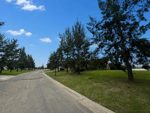 Venta Lote 850m2 con laguna en Barrio Naudir