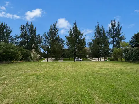 Venta Lote 850m2 con laguna en Barrio Naudir