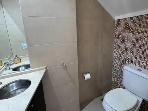 3 AMBIENTES AL FRENTE EN DUPLEX CON BALCÓN Y PATIO.