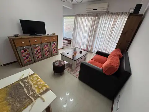 3 AMBIENTES AL FRENTE EN DUPLEX CON BALCÓN Y PATIO.