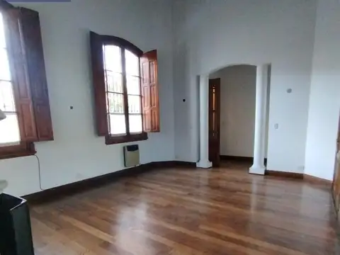 Casa 6 ambientes con 2 baños